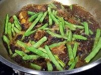 排骨焖四季豆,排骨快软时加豆角继续煮15分钟左右,可酌量加水再调调咸淡。