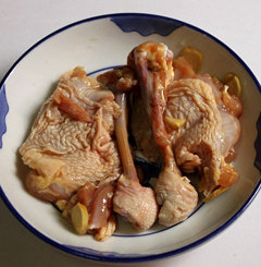 烧汁鸡腿饭,鸡腿剔骨,把材料里面的东西倒入按摩均匀