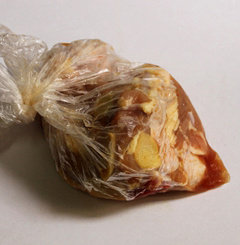 烧汁鸡腿饭,然后入保鲜袋放入冰箱冷藏几个小时,时间从半个小时——腌制过夜都可以,时间长点,鸡肉比较入味而且不腥,赶时间的话就随便腌腌下锅吧