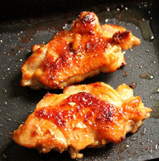 烧汁鸡腿饭,锅预热,放入少许油,把鸡腿带皮的一面贴着锅面,煎至金黄,然后翻面再煎至金黄