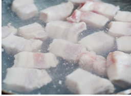 红枣焅肉,锅中加水烧开,倒入五花肉。