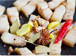红枣焅肉,加入各种香料,翻炒均匀。
