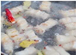 红枣焅肉,加入漫过五花肉的开水,小火炖煮30分钟后。