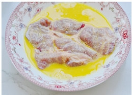 味噌猪排饭,<a style='color:red;display:inline-block;' href='/shicai/ 9'>鸡蛋</a>打散,加一勺水混匀,粘了面粉的猪排,再过一遍蛋液。