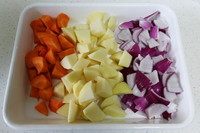 马铃薯炖肉,<a style='color:red;display:inline-block;' href='/shicai/ 23'>土豆</a>和<a style='color:red;display:inline-block;' href='/shicai/ 25'>胡萝卜</a>切滚刀块，<a style='color:red;display:inline-block;' href='/shicai/ 29'>洋葱</a>切大块。