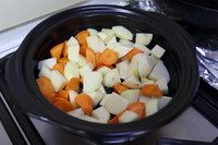 马铃薯炖肉,锅内下一勺油，加入胡萝卜和土豆翻炒。