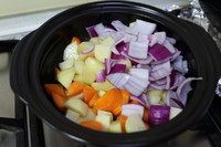 马铃薯炖肉,炒到土豆边缘透明后，加入洋葱翻炒。