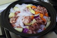 马铃薯炖肉,再加入肥牛卷跟<a style='color:red;display:inline-block;' href='/shicai/ 2613'>魔芋丝</a>，轻轻拌炒均匀。将酱汁提前混合好后倒入锅内。