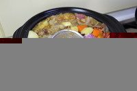 马铃薯炖肉,煮开后捞去浮沫，转小火。