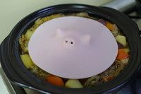 马铃薯炖肉,盖上落盖，炖到土豆跟胡萝卜变软为止。