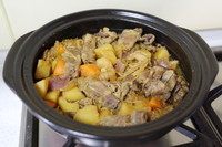 马铃薯炖肉,在酱汁收干前关火，静置片刻，使其入味。