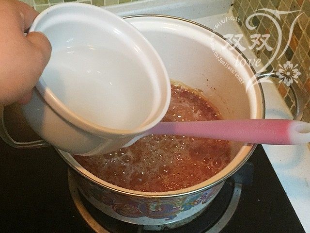 炒糖色 ,当变成枣红色时,加入沸水