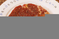 煎牛排,在牛排两面均匀的撒上现磨黑胡椒和<a style='color:red;display:inline-block;' href='/shicai/ 801'>海盐</a>（请用粗粒<a style='color:red;display:inline-block;' href='/shicai/ 801'>海盐</a>，不要用平时炒菜的普通食盐），在牛排两面都刷上薄薄一层油，油不需要多。