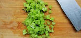 芹菜粥,<a style='color:red;display:inline-block;' href='/shicai/ 125'>芹菜</a>洗净切碎