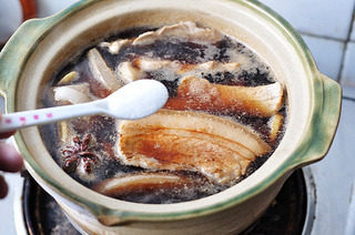 家常肉夹馍,和好面,比馒头面要硬一些,饧约10分钟,可以和好后用擀面杖不断擀压,面很快就会滋润光滑(不用等面发起来)。