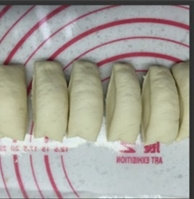 枣泥蘑菇包,切成小剂子(大小随意)揉圆按扁。