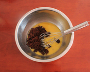 红糖花生蛋糕,<a style='color:red;display:inline-block;' href='/shicai/ 887'>黄油</a>提起软化，加入捏碎的<a style='color:red;display:inline-block;' href='/shicai/ 882'>红糖</a>打至<a style='color:red;display:inline-block;' href='/shicai/ 882'>红糖</a>和<a style='color:red;display:inline-block;' href='/shicai/ 887'>黄油</a>完全融合在一起，没有颗粒，颜色变白。