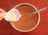 红糖花生蛋糕,倒入<a style='color:red;display:inline-block;' href='/shicai/ 219'>牛奶</a>拌匀。