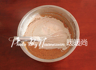 红糖花生蛋糕,筛入低粉和<a style='color:red;display:inline-block;' href='/shicai/ 702'>泡打粉</a>拌匀。