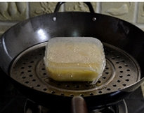 滑菇蛋豆腐,将鸡蛋液和豆浆充分打匀,放少许盐(不要太咸),入刷油的容器中,加放保鲜膜,小火蒸熟。