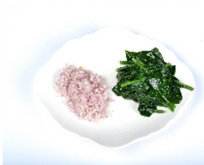 滑菇蛋豆腐,蒸蛋时,将<a style='color:red;display:inline-block;' href='/shicai/ 2762'>红葱头</a>切末;菠菜入放有少许油和盐的开水锅中汆熟。