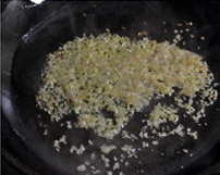 滑菇蛋豆腐,炒锅烧热,放入油,小火煎香葱末。