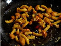 滑菇蛋豆腐,调入<a style='color:red;display:inline-block;' href='/shicai/ 692'>酱油</a>和<a style='color:red;display:inline-block;' href='/shicai/ 721'>蚝油</a>，加入50ml水，大火烧开，小火加盖焖烧3分钟关火（汁浓稠而不干）。
