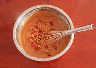 红糖花生蛋糕,加入花生碎和洗好的枸杞，拌匀