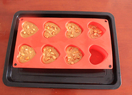 红糖花生蛋糕,将面糊装进模具至8分满（我有两个装多了），表面再撒上些花生碎点缀。