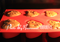 红糖花生蛋糕,将蛋糕放入烤箱中层，上下火190度烤15-20分钟，至蛋糕内部熟透即可。