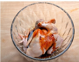 酱油鸽,鸽子入大碗,调1汤匙玫瑰露酒、1/2汤匙<a style='color:red;display:inline-block;' href='/shicai/ 762'>老抽</a>、1汤匙酱油,用指腹按 摩20分钟以上。