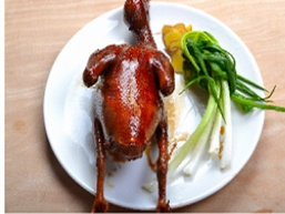 酱油鸽,锅里烧<a style='color:red;display:inline-block;' href='/shicai/ 857'>植物油</a>,油六成热时,中火将鸽子入锅炸到皮上色(炸不到的地方,用勺子取油淋身),取出沥油;葱打成结,姜切片。