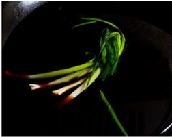 酱油鸽,将剩下的老抽、<a style='color:red;display:inline-block;' href='/shicai/ 788'>生抽</a>、玫瑰露酒以及按揉用的汁全部入锅,掺700ml清水,放入葱结。