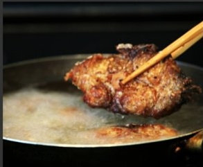 美味熏鱼,备卤汁：<a style='color:red;display:inline-block;' href='/shicai/ 866'>冰糖</a>、<a style='color:red;display:inline-block;' href='/shicai/ 718'>料酒</a>、<a style='color:red;display:inline-block;' href='/shicai/ 695'>八角</a>4个、<a style='color:red;display:inline-block;' href='/shicai/ 3250'>葱</a>碎、<a style='color:red;display:inline-block;' href='/shicai/ 710'>桂皮</a>、酱油一起煮成浓汁；