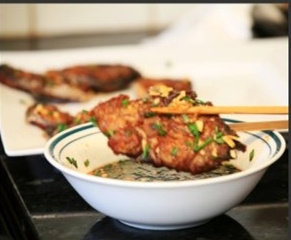 美味熏鱼,炸鱼片:热锅放油爆香姜片,把鱼片放入油锅煎至金黄取出,放人备好的酱油调料中过一下,捞出即可,记得:炸鱼的火不要太大。