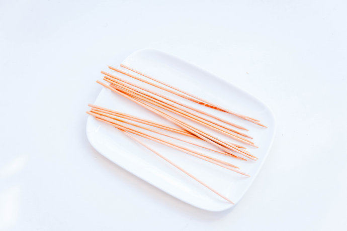 鸡肉串烧,处理串肉的<a style='color:red;display:inline-block;' href='/shicai/ 211864'>竹签</a>，选择尺寸相当的<a style='color:red;display:inline-block;' href='/shicai/ 211864'>竹签</a>放入沸水中煮10分钟，或静置30分钟，避免高温烘烤时<a style='color:red;display:inline-block;' href='/shicai/ 211864'>竹签</a>烧焦