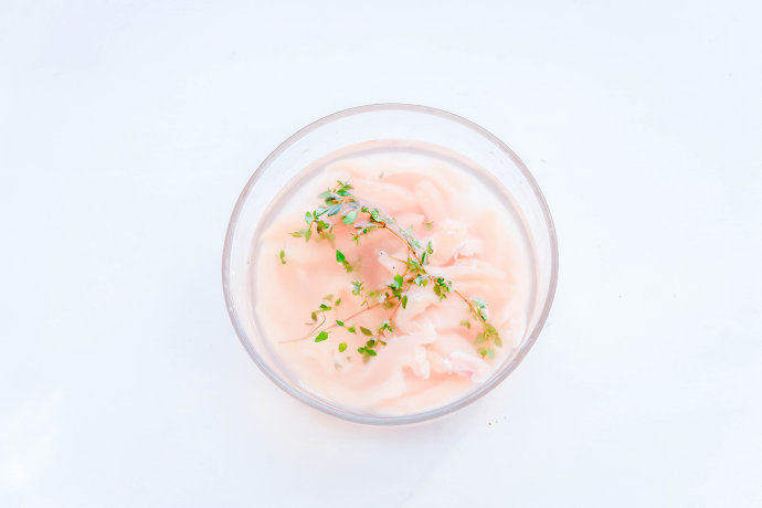鸡肉串烧,处理主食材<a style='color:red;display:inline-block;' href='/shicai/ 101'>鸡胸肉</a>：去<a style='color:red;display:inline-block;' href='/shicai/ 101'>鸡胸肉</a>背部筋膜，切1-1.5cm左右的长条状，放入1000ml水+60g盐的混合液中浸泡60分钟，可以放入4、5支香草入味