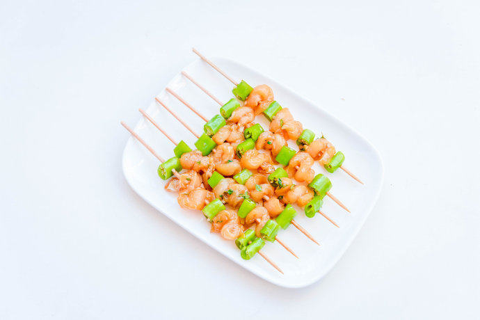 鸡肉串烧,开始穿串儿：蔬菜配鸡肉一段儿<a style='color:red;display:inline-block;' href='/shicai/ 61'>青椒</a>一段儿螺旋状鸡肉一段儿<a style='color:red;display:inline-block;' href='/shicai/ 61'>青椒</a>...注意鸡肉不要直穿，螺旋式旋转穿入（若是看不清手法，点图放大版更清晰）