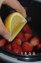 黑糖草莓酱,处理好的草莓全部放入电压力锅,加入半个<a style='color:red;display:inline-block;' href='/shicai/ 595'>柠檬</a>挤汁。