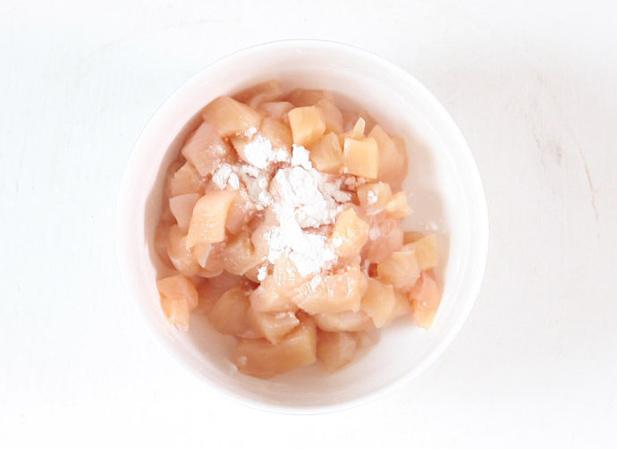 杏鲍菇酱爆鸡丁,<a style='color:red;display:inline-block;' href='/shicai/ 101'>鸡胸肉</a>切小丁后加入葱姜、<a style='color:red;display:inline-block;' href='/shicai/ 718'>料酒</a>、淀粉、盐抓匀后腌制15分钟。