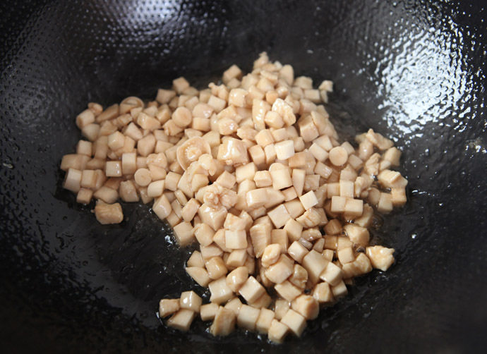 杏鲍菇酱爆鸡丁,充分翻炒匀,撒上葱花即可。