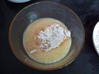 炸猪排,再沾鸡蛋液和面粉,最后再沾一次鸡蛋液
