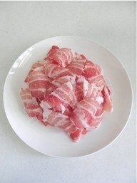 口水五花肉,<a style='color:red;display:inline-block;' href='/shicai/ 428'>五花肉</a>切成薄片，肉皮可以不去掉，带着肉皮一起吃很劲道。<a style='color:red;display:inline-block;' href='/shicai/ 428'>五花肉</a>的厚度在1mm左右