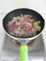 口水五花肉,五花肉入锅后煮至锅里的水再次烧开