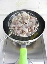 口水五花肉,拣去姜片和花椒粒,肉片捞出控净水