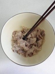 口水五花肉,取一个大点的容器,放入控净水的五花肉