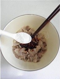 口水五花肉,再放入1勺<a style='color:red;display:inline-block;' href='/shicai/ 5506'>麻油</a>、1勺<a style='color:red;display:inline-block;' href='/shicai/ 721'>蚝油</a>、1勺<a style='color:red;display:inline-block;' href='/shicai/ 788'>生抽</a>、1/2勺醋、1/2勺<a style='color:red;display:inline-block;' href='/shicai/ 3729'>白糖</a>和1勺<a style='color:red;display:inline-block;' href='/shicai/ 852'>辣椒油</a>，根据个人口味轻重加适量的盐