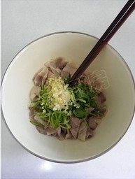 口水五花肉,最后加入切好的葱姜蒜香菜