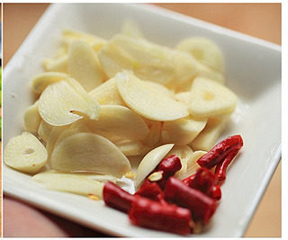 果味苦瓜,大蒜切片，<a style='color:red;display:inline-block;' href='/shicai/ 62'>辣椒</a>切成小段