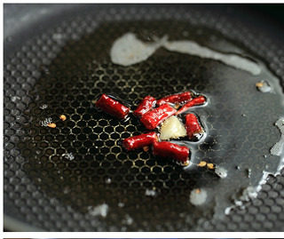果味苦瓜,锅加油烧热，入辣椒爆香